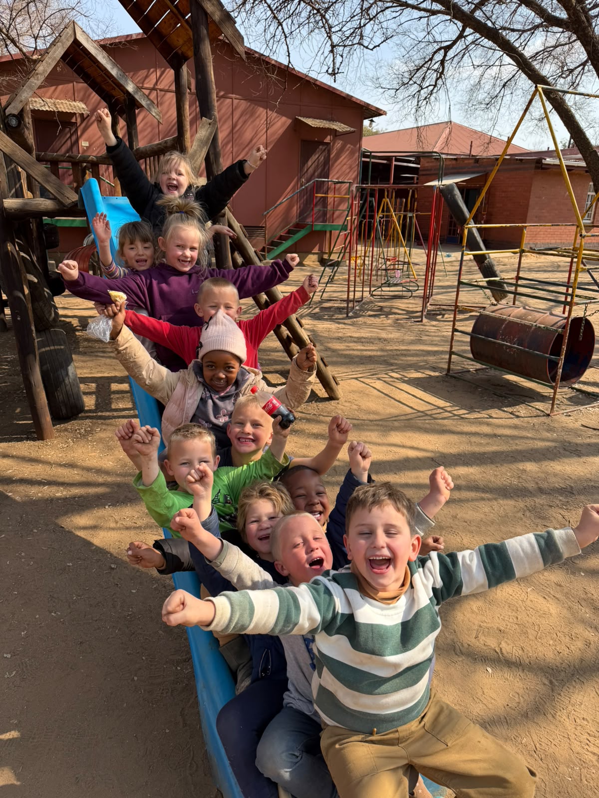 Loffieland-leerders speel saam op die glyplank